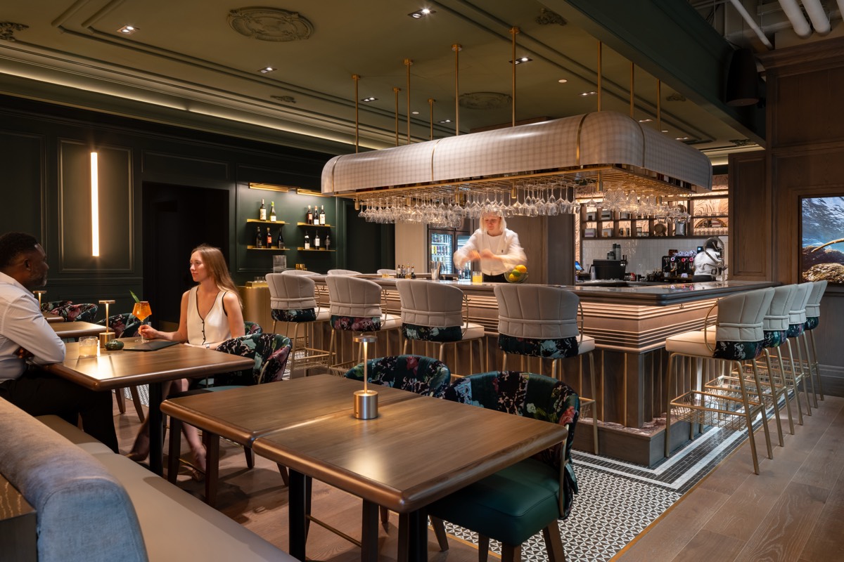 Restaurant & Bar